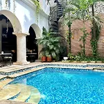 Mansión con suites, piscina, jacuzzi y rooftop