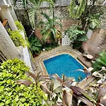 Mansión con suites, piscina, jacuzzi y rooftop