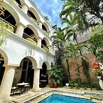 Mansión con suites, piscina, jacuzzi y rooftop